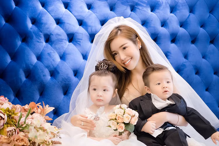 Để mừng ngày 8/3, Elly Trần đã diện váy cưới chụp ảnh cùng hai thiên thần nhỏ của mình.