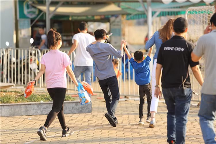 Tháng 2/2016, Hà Hồ dẫn bé Subeo đi coi kịch. Đáng chú ý, Cường Đô-la cũng xuất hiện bên vợ cũ và con trai. Ảnh: Thế giới trẻ