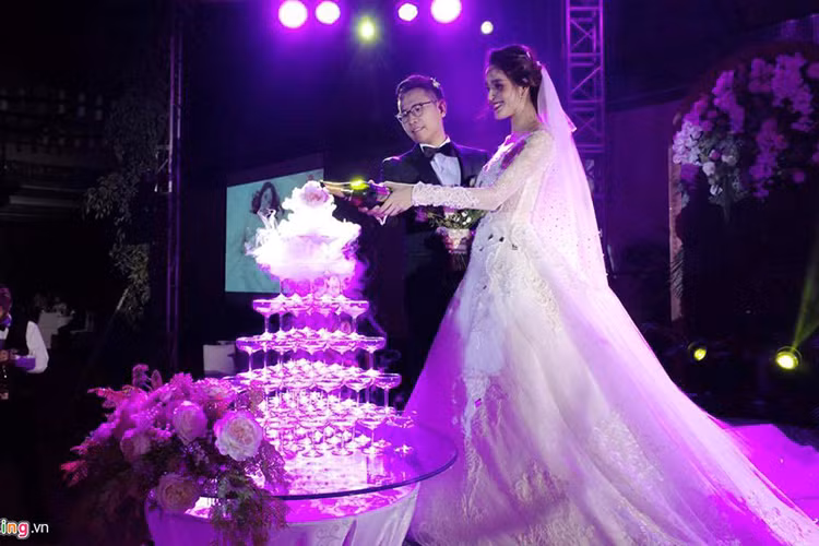 Hoàng Anh là người kín tiếng nên cô chưa từng chia sẻ về người yêu trước đó. Người đẹp cho biết cô muốn tổ chức đám cưới trong không khí ấm cúng, bên người thân và bạn bè.