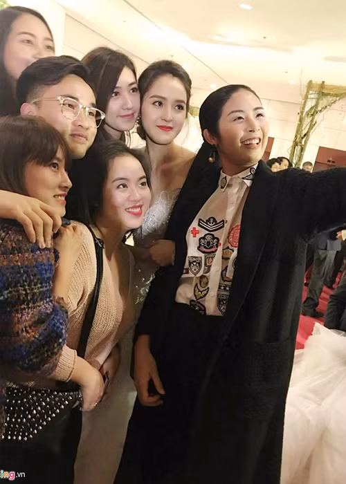 Cô dâu chụp ảnh kỷ niệm cùng Hoa hậu Ngọc Hân, Á hậu Tú Anh và nhà thiết kế Hà Duy.