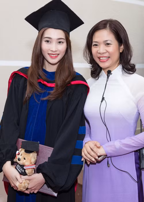 Sau rất nhiều lần thuyết phục bố mẹ, Thu Thảo cũng được lên Cần Thơ để theo đuổi ước mơ, bắt đầu cuộc sống tự lập từ năm 18 tuổi. Để có tiền đọc học phí ở trường trung cấp ngành tài chính ngân hàng, cô đã làm rất nhiều công việc từ bán mỹ phẩm, bán quần áo đến làm bartender. Ảnh: FBNV