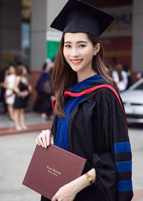 Ngày 25/3 vừa qua, Hoa hậu Thu Thảo chính thức tốt nghiệp đại học. Cầm trên tay tấm bằng, người đẹp vô cùng xúc động, bồi hồi. Ít ai biết rằng Thu Thảo đã trải qua chặng đường gian nan để tốt nghiệp đại học. Ảnh: FBNV