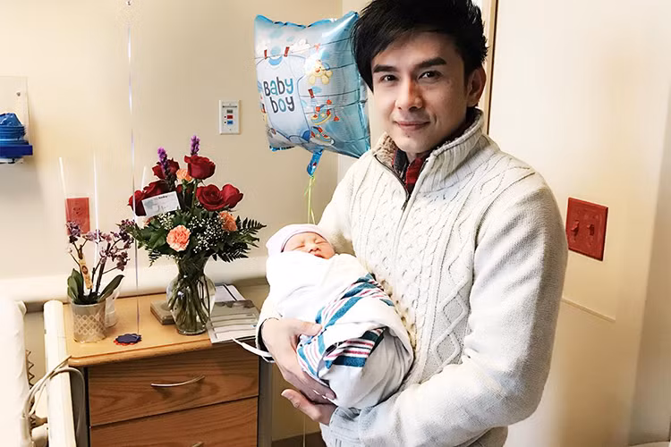 Đan Trường không giấu được niềm hạnh phúc sau những nỗ lực vợ chồng anh đã đón con đầu lòng.