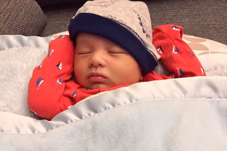 Mới đây, doanh nhân Thủy Tiên - bà xã nam ca sĩ Đan Trường khoe hình ảnh cậu con trai đầu lòng Mathis Thiên Từ tròn 2 tuần tuổi cứng cáp.