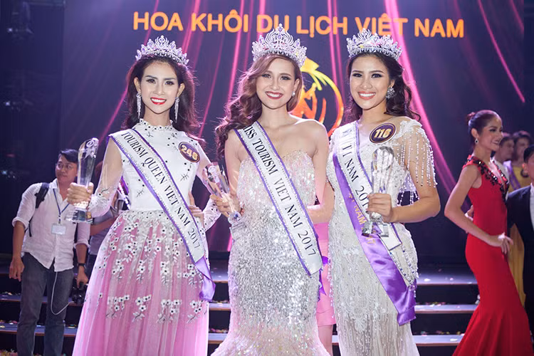Sau chung kết, Cục Nghệ thuật Biểu diễn đã triệu tập ban tổ chức cuộc thi Hoa khôi Du lịch Việt Nam ra Hà Nội vào ngày 12/3 để giải quyết sự việc. Sau cuộc họp với Thanh tra Bộ VHTT&amp;DL và Cục Nghệ thuật Biểu diễn, ban tổ chức Hoa khôi Du lịch Việt Nam 2017 cam kết thu hồi danh hiệu Á khôi 1 của Nguyễn Thị Thành. Ảnh: FBNV