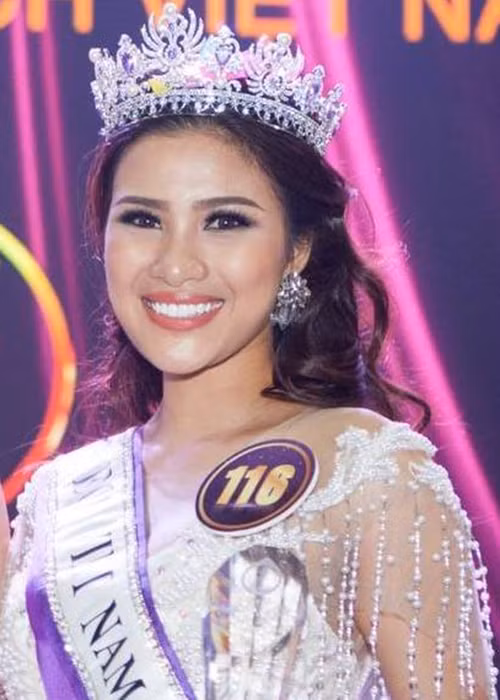 Mới đây, Nguyễn Thị Thành đã tham gia cuộc thi Hoa khôi Du lịch Việt Nam 2017 và đoạt danh hiệu á khôi 1. Tuy nhiên, sau khi đoạt ngôi á khôi, người đẹp Bắc Ninh vấp phải những ý kiến trái chiều vì đã từng làm răng sứ thẩm mỹ. Điều này đã vi phạm vào quy chế cuộc thi. Ảnh: FBNV