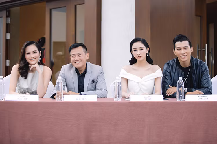 Diệu Linh chia sẻ: "Linh cảm thấy rất tự hào vì các bạn trẻ trong cuộc thi vừa xinh đẹp và có tài năng và hơn hết là sự tự tin. Điều mà một người phụ nữ hiện đại nên có...".