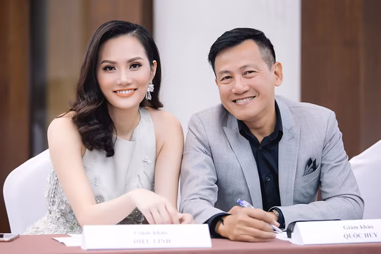 Người đẹp gốc Hải Phòng khoe vẻ rạng rỡ bên nhiếp ảnh gia Quốc Huy trong buổi chấm thi tài năng cuộc thi Hoa khôi Du lịch Việt Nam 2017.