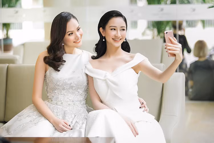 Cùng làm giám khảo cuộc thi, Hoa hậu Diệu Linh hội ngộ Á hậu Hà Thu. Không hẹn mà gặp, cả hai cùng diện váy trắng.