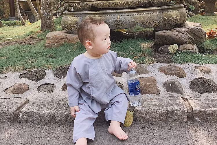 Từ khi chào đời, con trai Ly Kute vốn đã là nhóc tì được cư dân mạng săn đón bởi vẻ ngoài kháu khỉnh. (Ảnh: FBNV)