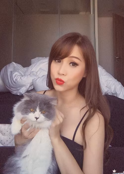 Trên sóng truyền hình, Trúc Mai lựa chọn hình ảnh kín đáo, dịu dàng nhưng ở đời thường cô xuất hiện với hình ảnh cá tính, gợi cảm. (Ảnh: FBNV)