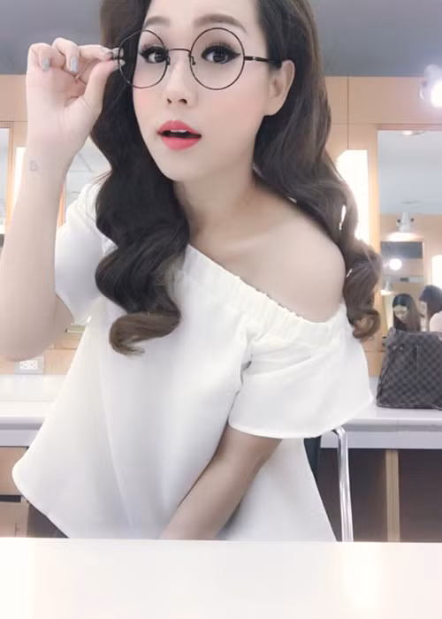 Khác với hình ảnh có phần trang nghiêm khi làm việc, ở đời thường, Trúc Mai có nhiều khoảnh khắc nhí nhảnh, đáng yêu. (Ảnh: FBNV)