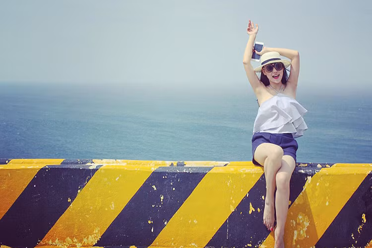 Trúc Mai thường xuyên khoe vóc dáng sexy hút hồn người đối diện trong những chuyến đi chơi. (Ảnh: FBNV)