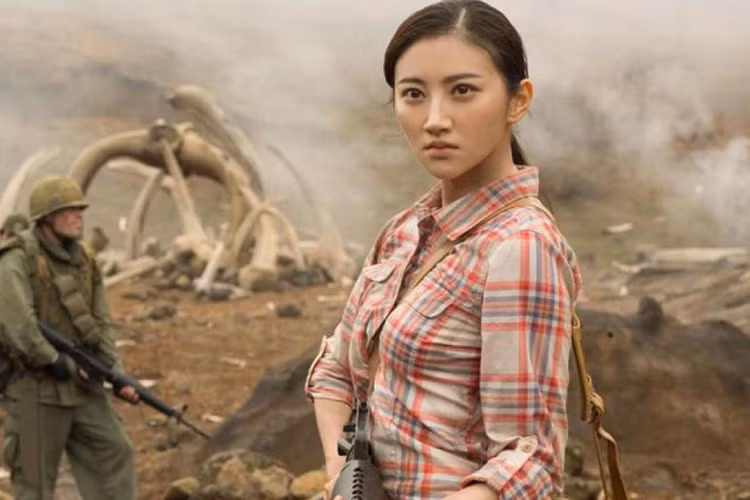 Trong phim, “Đệ nhất mỹ nhân Bắc Kinh” đóng vai San Lin - nhà sinh vật học trẻ tham gia đoàn thám hiểm Đảo Đầu Lâu. Ảnh: Thế giới điện ảnh