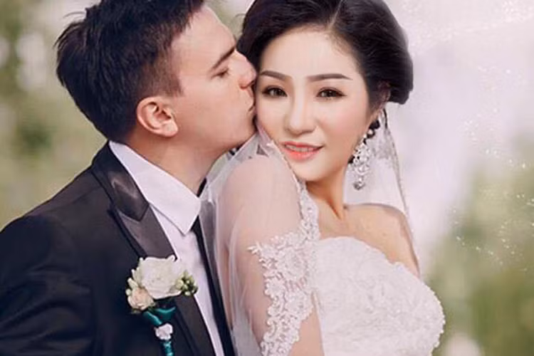 Mới đây, dư luận xôn xao nghi vấn danh hài Thúy Nga lên xe hoa lần 2. Sự việc bắt nguồn từ chia sẻ của nữ nghệ sĩ. Theo đó, trên trang cá nhân, Thúy Nga khoe bức ảnh mặc áo cô dâu bên cạnh một người đàn ông lạ mặt. Ảnh: FBNV