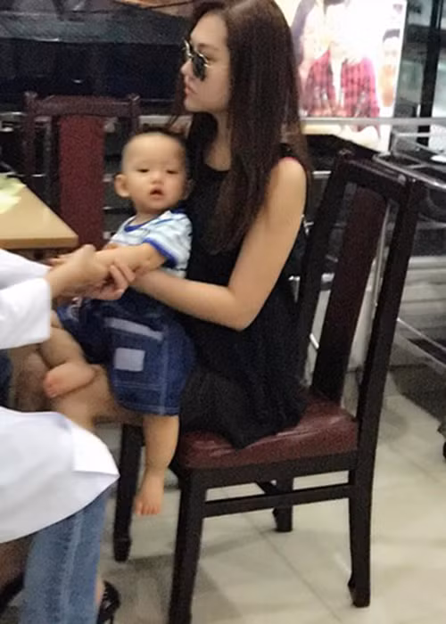 Nữ diễn viên phim “Cô gái xấu xí” đã được quyền nuôi dưỡng con trai còn Bảo Duy phải gửi tiền cấp dưỡng hàng tháng cho con. Ảnh: FBNV