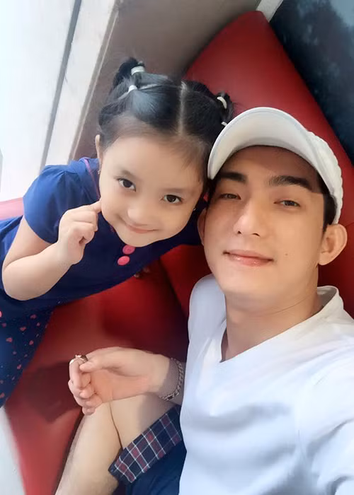 Sau khi ly hôn, ngoài công việc, Bảo Duy còn thường xuyên chia sẻ hình ảnh bên hai cô con gái với người vợ đầu tiên. Ảnh: FBNV