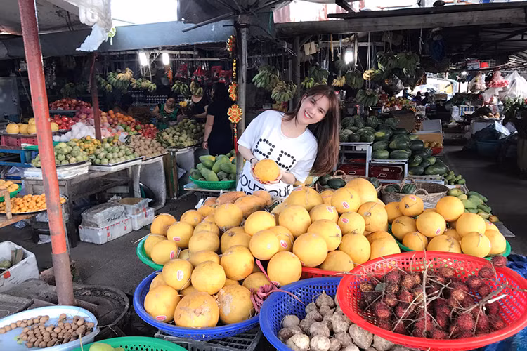 Hậu chia tay, Ngọc Trinh thường xuyên gặp gỡ bạn bè. Trong ảnh, cô vui vẻ đi du lịch cùng bạn bè dịp Valentine. (Ảnh: FBNV)