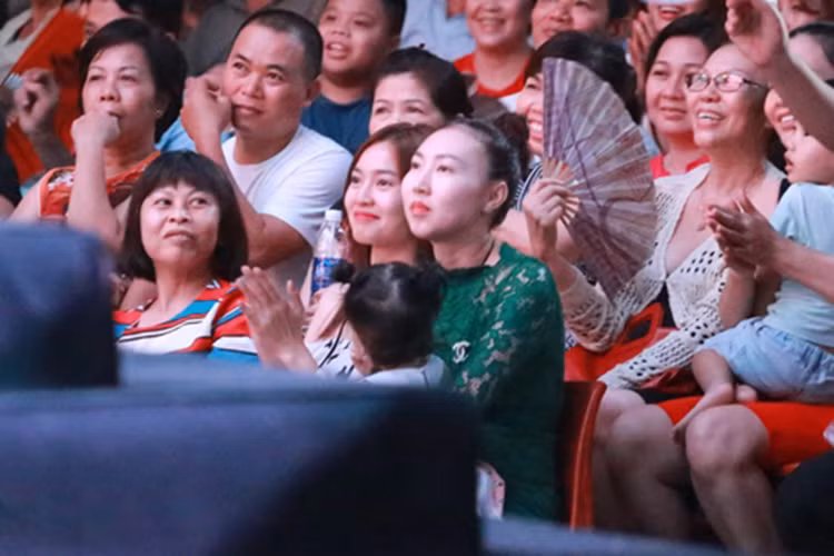 Trong thời gian yêu nhau, Lan Ngọc - Minh Luân ít công khai xuất hiện bên nhau. Tháng 11/2016, Minh Luân tổ chức đêm nhạc từ thiện, Lan Ngọc bất ngờ xuất hiện ở hàng ghế khán giả để ủng hộ anh. Ảnh: Dân Việt