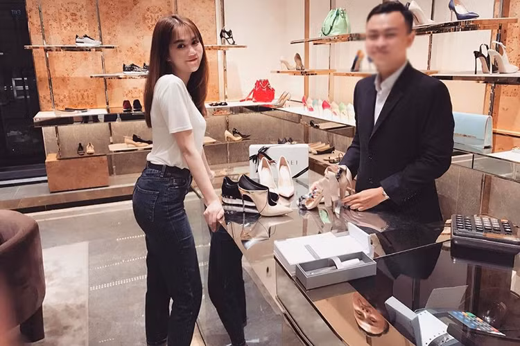 Vắng bóng đại gia, Ngọc Trinh vẫn mạnh tay mua sắm hàng hiệu. Gần đây cô khoe ảnh mua hàng loạt đôi giày đắt tiền. (Ảnh: FBNV)