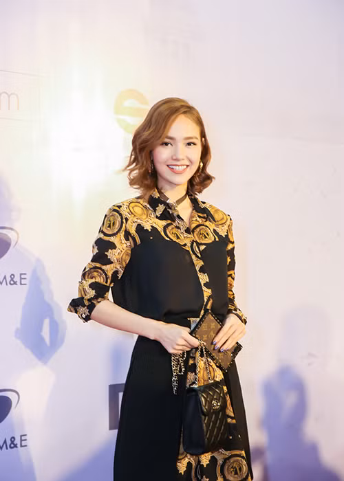 Minh Hằng cũng háo hức đến thưởng thức bộ phim được chuyển thể từ vở kịch nổi tiếng.