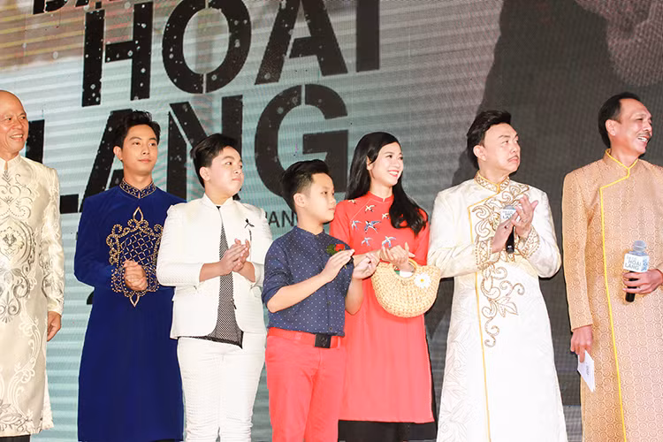 "Dạ cổ hoài lang" có sự tham gia của dàn diễn viên: Hoài Linh, Chí Tài, Ngọc Hiệp, Thanh Hoàng, Thanh Thủy, Đình Hiếu, Will, Oanh Kiều... Phim dự kiến công chiếu vào ngày 24/3/2017.