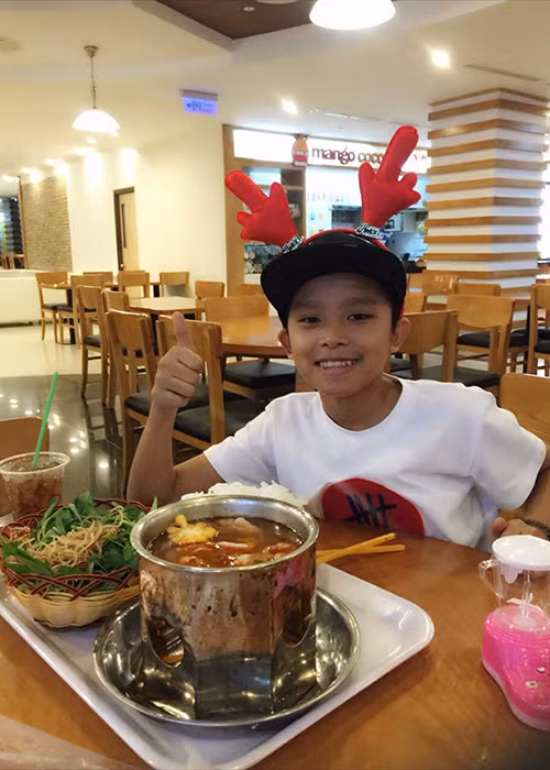 Được biết, ngay sau khi đăng quang, giọng ca sinh năm 2003 đã chuyển từ Tiền Giang lên TP HCM sống và học tập dưới sự giúp đỡ của ca sĩ Phi Nhung. Ảnh: FBNV