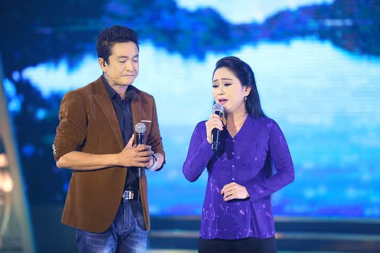 Đội Phương Nam gồm nghệ sĩ Trọng Phúc, ca sĩ Trung Hậu, biên đạo Trung Thảo, MC Tú Trinh và vũ đoàn Rạng Đông lại mang đến 2 ca khúc “Thương về miền Trung” và “Mười năm đợi chờ”.