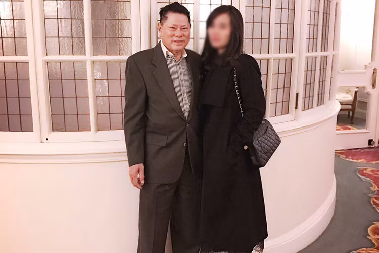 Về phía Hoàng Kiều, gần đây, ông liên tục chia sẻ hình ảnh tiệc tùng bên những người đẹp. (Ảnh: FBNV)