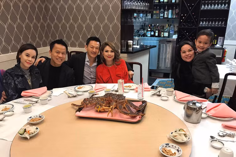 Trở về Mỹ, giọng ca "Búp bê" tiếp tục mở tiệc mừng sinh nhật bạn trai. (Ảnh: FBNV)