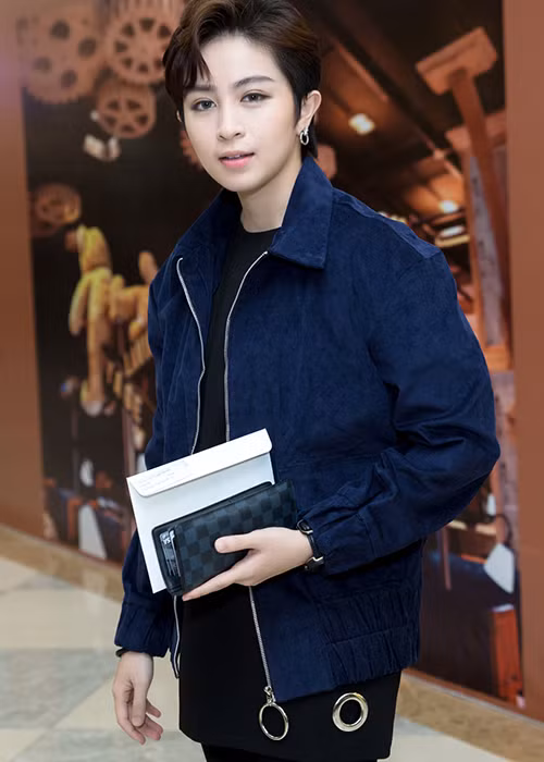 Giọng ca "Love me more" khoe chiều cao ấn tượng cùng phong cách thời trang cá tính quen thuộc.