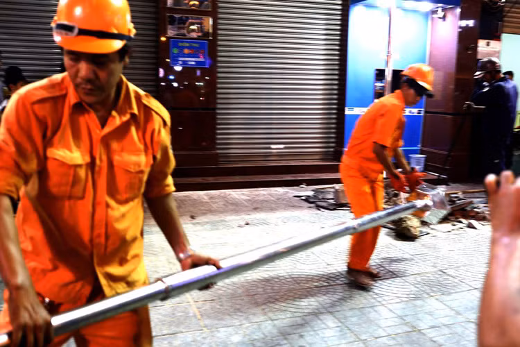 Cột cờ của Ngân hàng Sacombank dựng trên vỉa hè bị lực lượng chức năng quận 1 tháo dỡ.