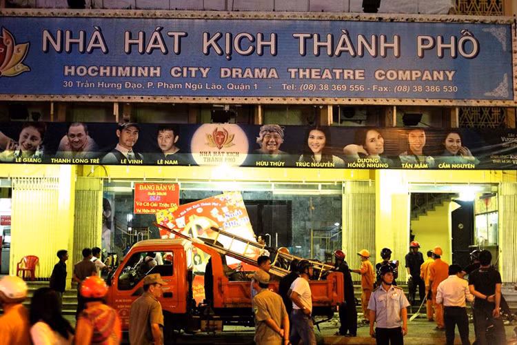 Đến đường Trần Hưng Đạo, phát hiện bậc tam cấp của Nhà hát kịch thành phố, trước đây là rạp hát Công Nhân, lấn chiếm vỉa hè, đoàn kiểm tra đã tiến hành đo đạc.