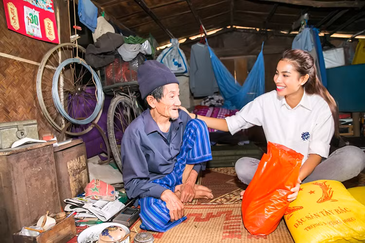 Bên cạnh đó, đoàn thiện nguyện của Phạm Hương còn xuống tận thuyền những cụ già không thể di chuyển được để tặng quà.