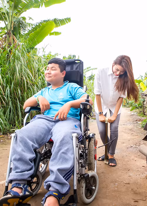 Trong chuyến thiện nguyện mới nhất, Hoa hậu Hoàn vũ Việt Nam 2015 gặp và giúp đỡ một cậu bé ngồi xe lăn.