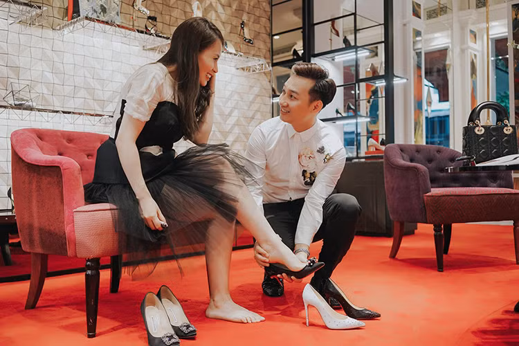 Ngay từ lúc hẹn hò, nam MC Nhân tố bí ẩn vốn là người đàn ông hết mực cưng chiều bạn gái 9x. Ảnh: FBNV