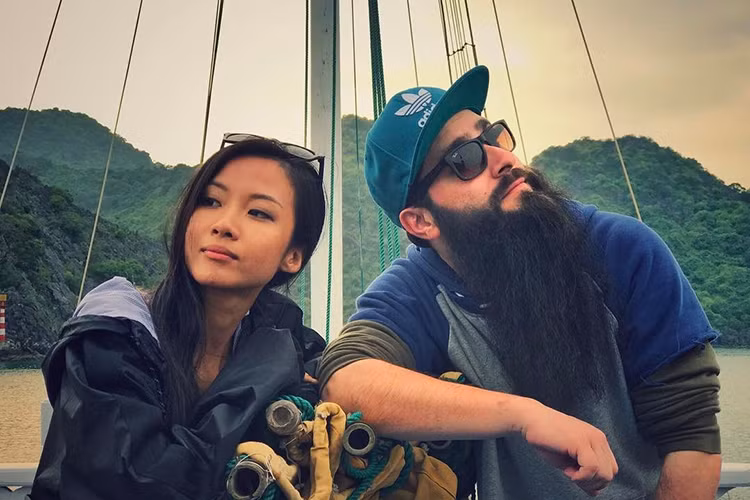 Rapper Suboi cũng là một trong những sao Việt thân thiết nhất với đạo diễn Jordan khi anh trở lại Việt Nam. Cả hai đã cùng nhau đi thăm vịnh Hạ Long vào ngày 14/3. Ảnh: FBNV