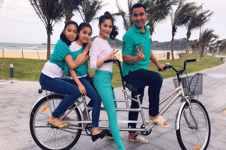 Quyền Linh từng chia sẻ vợ con đã thay đổi anh và chính họ đã tạo nên một Quyền Linh thành công như ngày hôm nay. (Ảnh: FBNV)