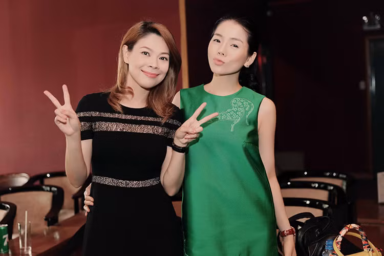 Lệ Quyên cũng để mặt mộc đi tập hát. Cô và Thanh Thảo tỏ ra rất thân thiết trong một buổi tập.