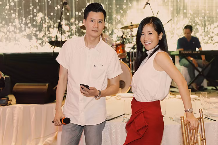 Hình ảnh Quang Dũng bên nữ ca sĩ Hồng Nhung trong một buổi tập luyện cùng Thanh Thảo và Lệ Quyên.