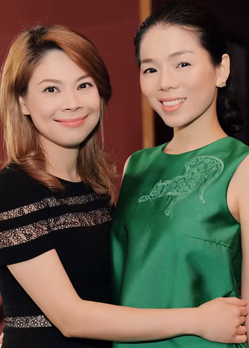Xuất hiện ở một buổi tập, “búp bê” Thanh Thảo tự tin khoe mặt mộc xinh đẹp bên nữ ca sĩ Lệ Quyên.