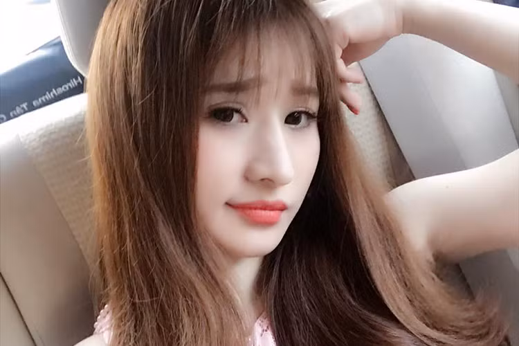Hot girl Ivy vốn sở hữu nhan sắc xinh đẹp cùng vóc dáng nóng bỏng. Sau hơn 1 năm lộ ảnh đám cưới, cô xuất hiện với hình ảnh ngày càng quyến rũ, gợi cảm hơn. (Ảnh: FBNV)