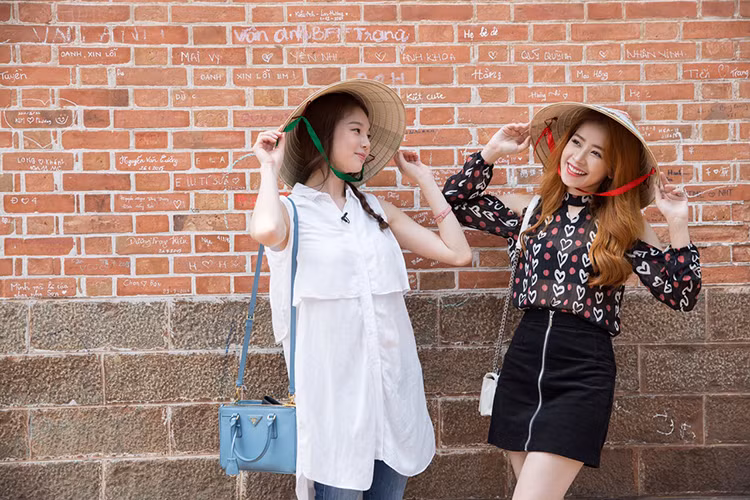 Hot girl gốc Hà Thành tình nguyện là hướng dẫn viên cho chuyến du lịch của Lee Sarah tại Việt Nam.