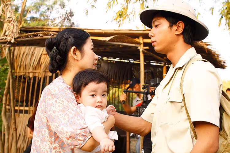 Bộ phim “Dạ cổ hoài lang” xoay quanh chuyện đời của Tư Lành - Năm Triều, hai người bạn thân từ thời ấu thơ, hai tình địch và giờ là hàng xóm trên đất Mỹ. Phim khởi chiếu vào ngày 24/3.