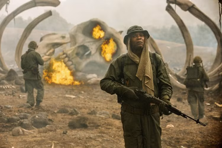 Dù không phải là vai chính nhưng nhân vật của Samuel L. Jackson trở thành một trong những điểm nhấn ấn tượng nhất của bộ phim “Kong: Skull Island” ngoài kỹ xảo tuyệt vời và khung cảnh tuyệt đẹp của Việt Nam. Ảnh: Collider