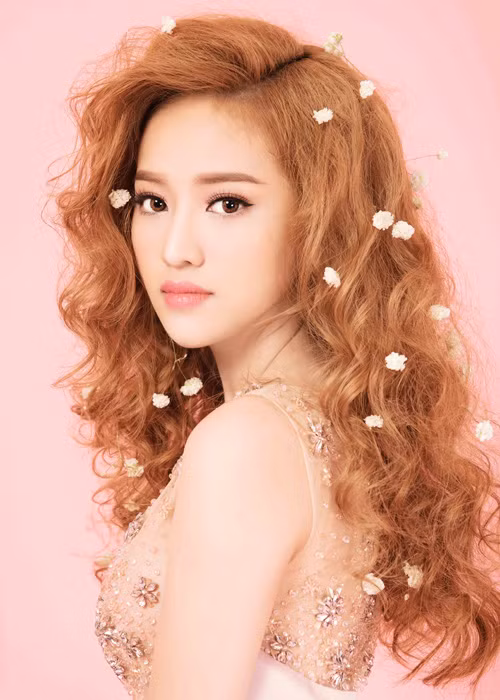 Dù chỉ mới đăng tải hình ảnh trên trang bình chọn của The Face Online 2017 nhưng lượt vote của hot girl Thúy Vi đã nhanh chóng tăng mạnh giúp cô lọt vào top 10.