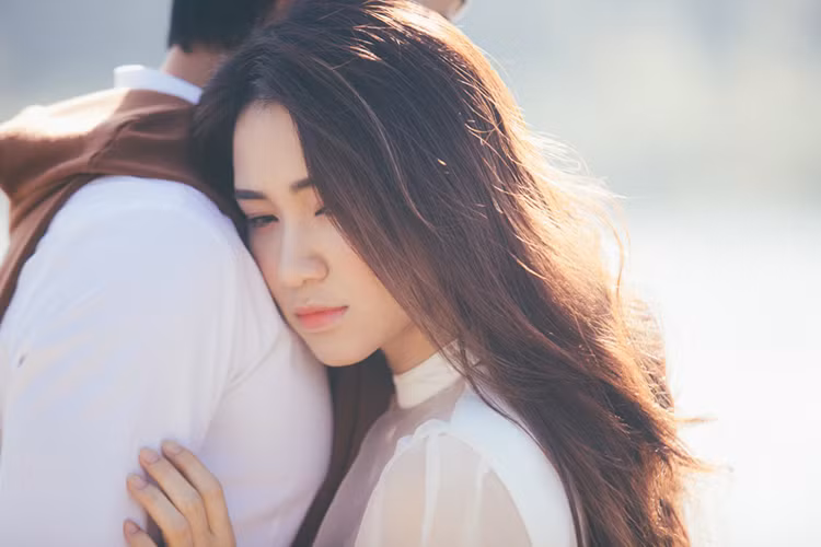 Trong MV mới, giọng ca sinh năm 1995 đã xuất hiện đầy dịu dàng, xinh đẹp với mái tóc dài ngang lưng.