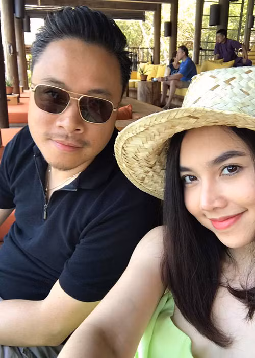 Lui về hậu trường, Đinh Ngọc Diệp dành nhiều thời gian ở bên và hỗ trợ ông xã trong công việc. Ảnh: FBNV