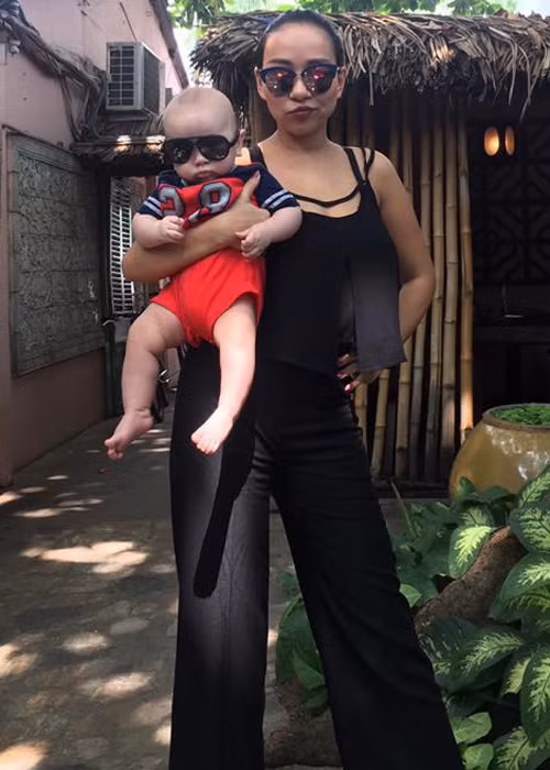 Bé Alex thường xuyên được mẹ cho ăn diện sành điệu và tạo dáng cựu ngầu giống mẹ. Ảnh: FBNV