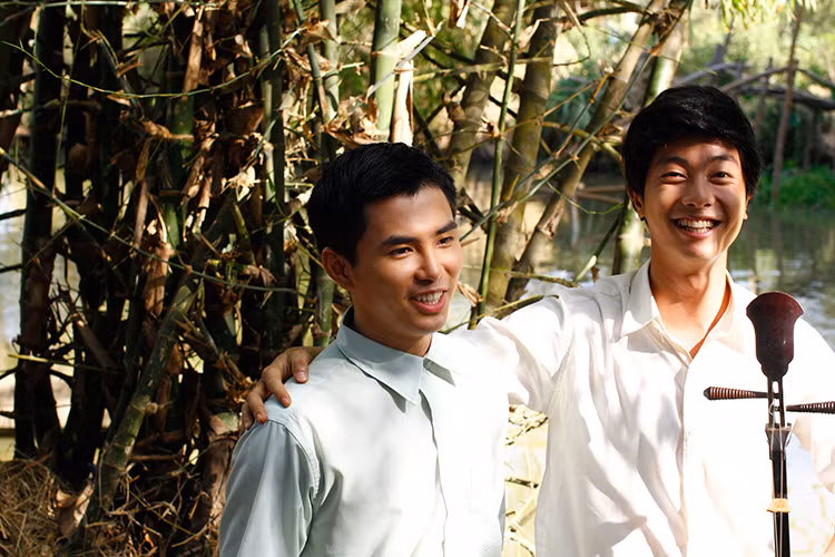 Tuy nhiên, trái tim Út Trong lại trót trao cho người trai nghèo có giọng hát mê hồn. Vì vậy, đôi bạn thân Tư Lành - Năm Triều bỗng trở thành tình địch.